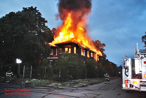 vacant building burns in Detroit