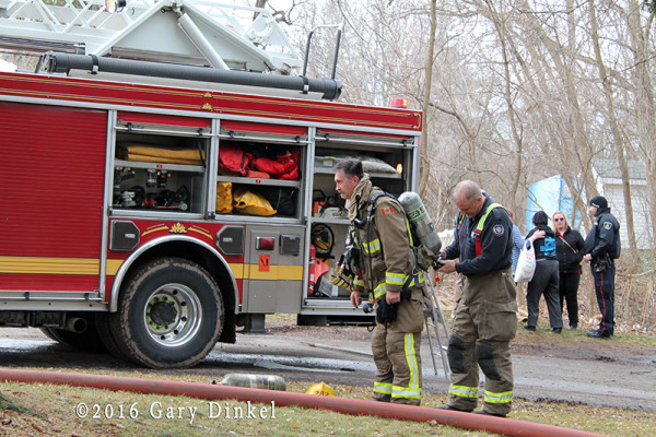 firefighters changing SCBA bottle