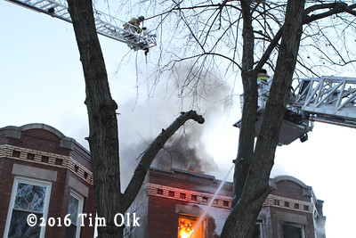 apartment building on fire in Berwyn IL