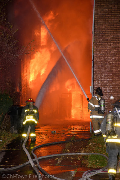 massive fire engulfs vacant house in Detroit