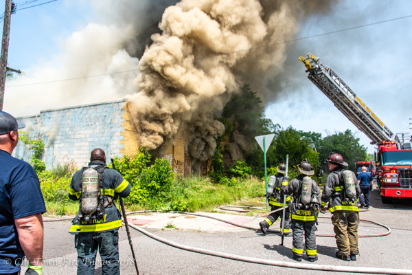 heavy smoke from commercial building fire in Detroit