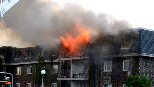Massive fire destroys 3 apartment buildings