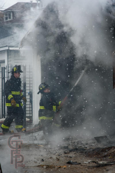Firefighters battle alley garage fire in Chicago